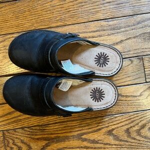 Women’s size 9 Black Ugg clogs
